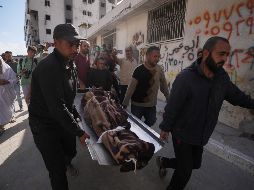Palestinos cargan con el cuerpo de una persona fallecida en los ataques aéreos israelíes contra Izz al-Din al-Haddad, líder de las Brigadas Qassam de Hamás. AP/J. Alshrafi