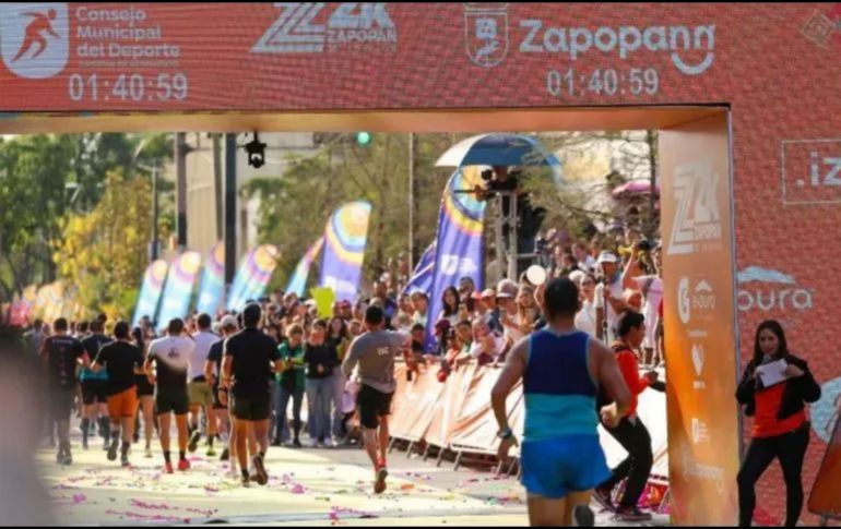 Un total de ocho mil corredores se darán cita en la línea de partida con el objetivo de cubrir los 21 kilómetros de un trayecto que desafía la resistencia física a través de vialidades principales como la avenida Patria. EL INFORMADOR/ ARCHIVO.