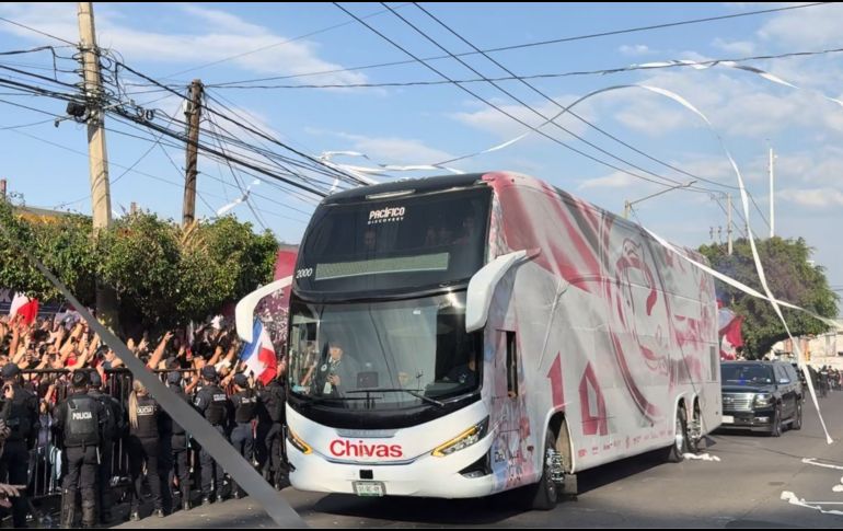 Grupos de aficionados se organizaron alrededor de los accesos principales del estadio para formar un enorme pasillo humano que recibió al plantel rojiblanco entre aplausos, humo de bengalas y fuegos artificiales. EL INFORMADOR/ F. RAMÍREZ.