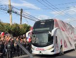 Grupos de aficionados se organizaron alrededor de los accesos principales del estadio para formar un enorme pasillo humano que recibió al plantel rojiblanco entre aplausos, humo de bengalas y fuegos artificiales. EL INFORMADOR/ F. RAMÍREZ.