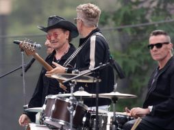 Los integrantes de U2 The Edge, Bono, Adam Clayton y Larry Mullen Jr. participan en la grabación de un video en CDMX. EFE/M. Hartz