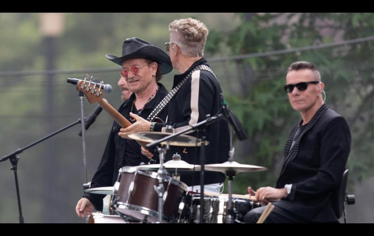 Los integrantes de U2 The Edge, Bono, Adam Clayton y Larry Mullen Jr. participan en la grabación de un video en CDMX. EFE/M. Hartz