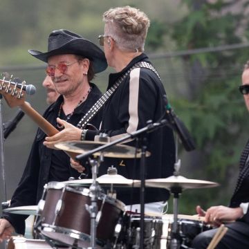 Los integrantes de U2 The Edge, Bono, Adam Clayton y Larry Mullen Jr. participan en la grabación de un video en CDMX. EFE/M. Hartz