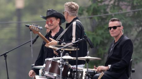 Los integrantes de U2 The Edge, Bono, Adam Clayton y Larry Mullen Jr. participan en la grabación de un video en CDMX. EFE/M. Hartz