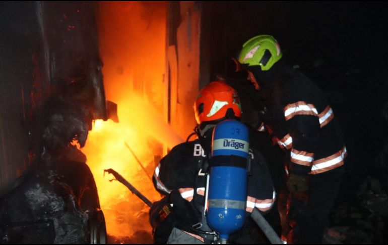 De manera preliminar, las autoridades no reportan personas lesionadas y descartan riesgo de propagación a fincas o negocios aledaños. ESPECIAL / OPD Coordinación Municipal de Protección Civil y Bomberos de Zapopan