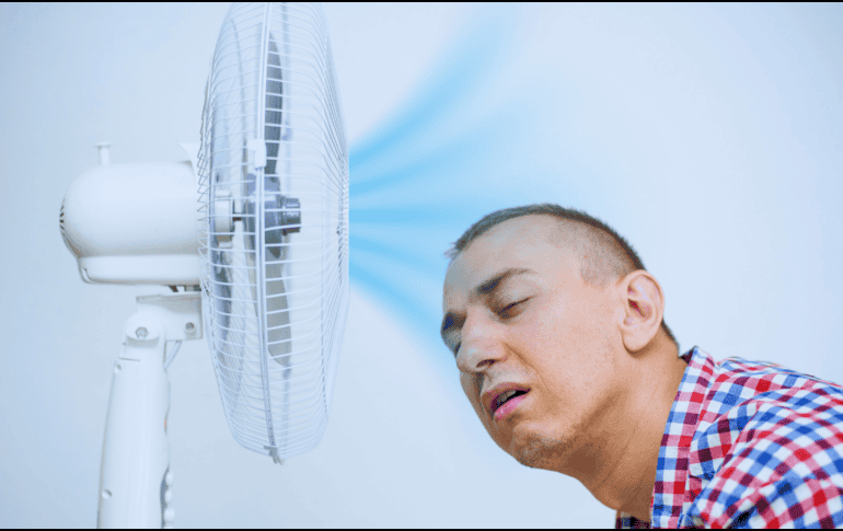 ¿Qué podemos hacer cuando el sol aprieta y no tenemos un costoso aire acondicionado a la mano? La respuesta está en optimizar nuestros electrodomésticos básicos con un poco de ingenio. ESPECIAL / CANVA