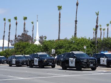 La policía de San Diego desplegó un fuerte operativo en el Centro Islámico de San Diego luego del atentado. EFE/O. Alonso