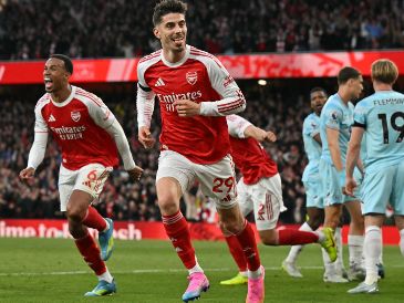 El triunfo deja a los de Mikel Arteta con una mano acariciando el trofeo de la Premier League. AFP/ G. KIRK.