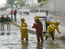 Las autoridades explicaron que estos lugares representan peligro para automovilistas y peatones debido a que pueden inundarse rápidamente, acumular altos niveles de agua y generar afectaciones severas a la movilidad. EL INFORMADOR / ARCHIVO