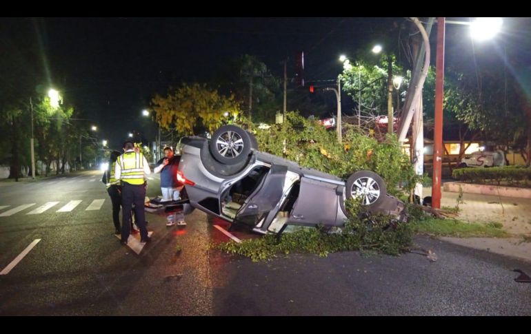 Un hombre fue remitido al CURVA luego de que presuntamente condujera en estado de ebriedad, volcara su vehículo y provocara daños a infraestructura pública en el municipio de Guadalajara. ESPECIAL