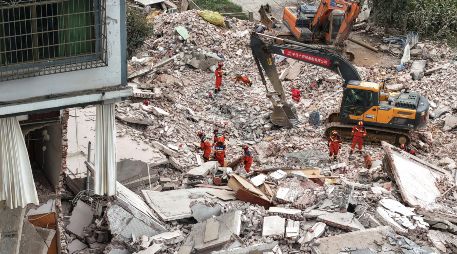 Al menos 13 edificios se derrumbaron y varias carreteras quedaron bloqueadas debido a deslizamientos de tierra generados por el temblor. XINHUA/L. Hanchi