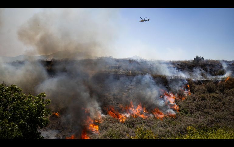 Más de 200 bomberos luchan por contener las llamas, que continúan fuera de control en Simi Valley. AP/E. Swope