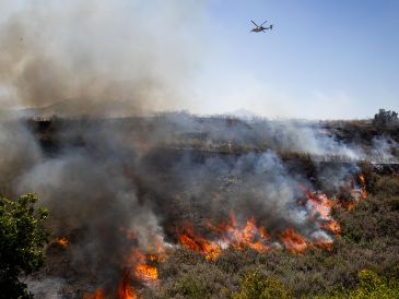 Más de 200 bomberos luchan por contener las llamas, que continúan fuera de control en Simi Valley. AP/E. Swope