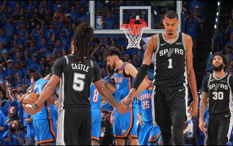 Victor Wembanyama firmó una gran actuación de 41 puntos y 24 rebotes para darle a los Spurs el Juego 1 ante el Thunder en doble tiempo extra. AFP/ J. D. GARRABRANT.