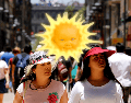 Si identificas a alguien con síntomas de un golpe de calor, el primer paso es trasladar a la persona inmediatamente a un lugar fresco, ventilado y con sombra. ESPECIAL