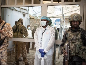 Los trabajadores de salud ahora se empeñan en encontrar y aislar los casos, rastrear a sus contactos y educar a la población sobre cómo evitar el virus. EFE/M. JEANNE