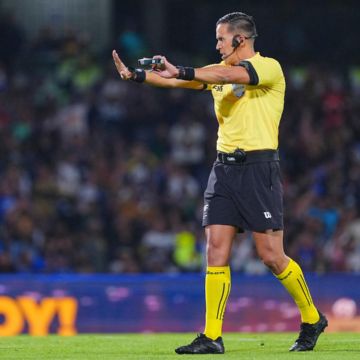 Cruz Azul analiza pedir el cambio de árbitro debido a antecedentes recientes que dejaron inconforme al club con decisiones de Daniel Quintero Huitrón. IMAGO7.