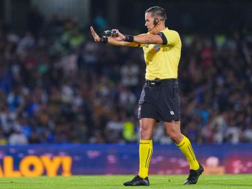 Cruz Azul analiza pedir el cambio de árbitro debido a antecedentes recientes que dejaron inconforme al club con decisiones de Daniel Quintero Huitrón. IMAGO7.