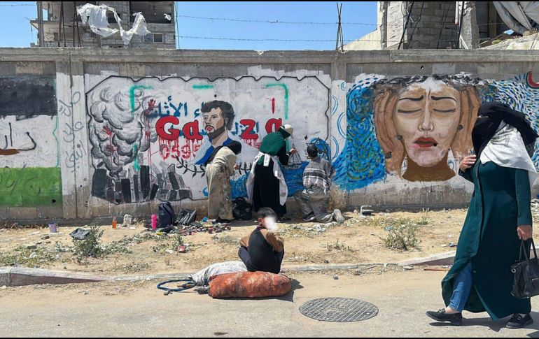 La ONG HRW aseguró que los civiles en Gaza continúan enfrentando hambre, falta de atención médica y violencia. EFE/A. Bureij