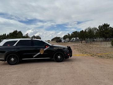 Un vehículo de la Policía Estatal de Nuevo México acordona un barrio de Mountainair, Nuevo México, donde se registró la exposición a la sustancia. AP/S. Peters