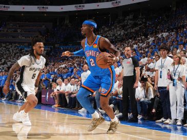 Oklahoma respondió tras la derrota inicial y empató la Final del Oeste apoyado en otra brillante actuación de Shai Gilgeous-Alexander. AFP/ J. D. GARRABRANT.