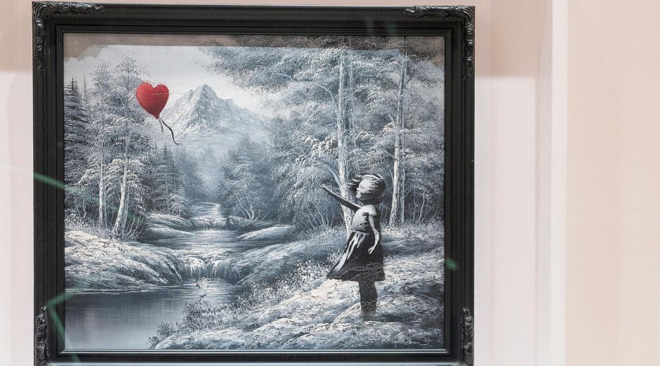 La obra de Banksy fue vendida por 17.9 millones de dólares, en Nueva York. EFE