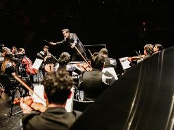 El músico Juan Pablo Contreras dirige a la Orquesta Latino Mexicana, en la foto. CORTESÍA