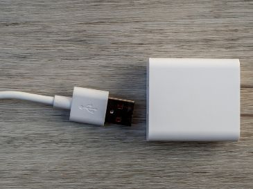 Sentir que el adaptador de tu teléfono arde al tacto es una preocupación común que no debes ignorar. Unsplash