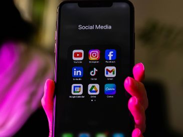 El regulador también adelantó que estudia utilizar nuevos poderes de inspección previstos en la Ley de Seguridad en Línea para auditar los sistemas de moderación, algoritmos y controles de edad de las plataformas en tiempo real. Unsplash