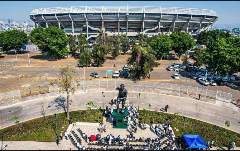 La estatua dedicada al legendario futbolista brasileño Pelé se ubica en los alrededores del Estadio Jalisco y la Plaza Brasil, sobre la Calzada Independencia. EL INFORMADOR / A. Navarro