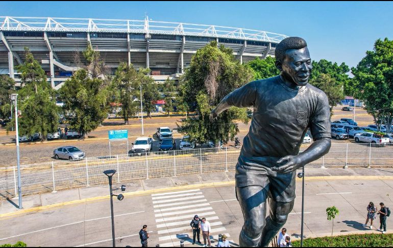 El alcalde de Zapopan, Juan José Frangie, reconoció la dedicación y el tiempo invertido para concretar la obra, así como la iniciativa para crear un homenaje relacionado con la tradición mundialista de la ciudad. EL INFORMADOR / A. Navarro