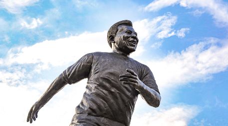 Pelé construyó un lazo deportivo y personal con Guadalajara en 1975. EFE/F. Guasco