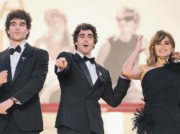 El director, guionista y productor español Javier Calvo, el director, guionista y productor español Javier Ambrossi y la actriz española Penélope Cruz. AFP/S. Al-Doumy