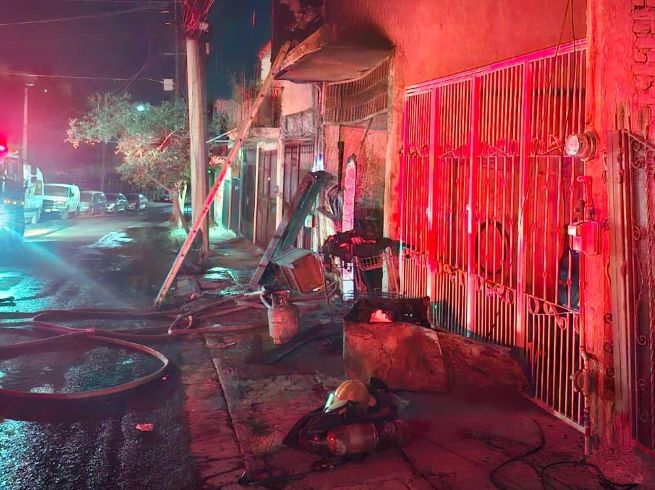 Al interior de la vivienda en Tonalá, había bastante menaje como ropa, muebles y camas, lo que propició que el incendio se propagara de manera acelerada. ESPECIAL / Bomberos Tonalá