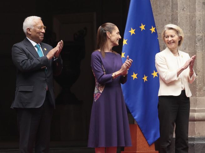 La Presidenta de México, Claudia Sheinbaum Pardo (c), junto al presidente del Consejo Europeo, António Costa (i), y a la presidenta de la Comisión Europea, Ursula Von der Leyen (d). EFE/J. Méndez