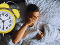 La producción de melatonina, conocida como la hormona del sueño, disminuye drásticamente al amanecer, impidiendo biológicamente que podamos volver a conciliar el sueño profundo. ESPECIAL / CANVA