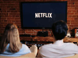 Para evitar la frustración de perder una película o serie que estabas viendo, puedes revisar el aviso de “Último día para ver” en la ficha del título dentro de la plataforma. CANVA