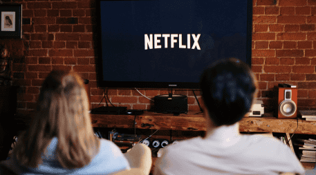 Para evitar la frustración de perder una película o serie que estabas viendo, puedes revisar el aviso de “Último día para ver” en la ficha del título dentro de la plataforma. CANVA