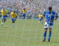 Brasil se coronó tetracampeón del mundo, ganando la tanda 3-2. La imagen de Baggio cabizbajo contrastó fuertemente con la euforia de figuras brasileñas como Romário y Dunga. AFP / ARCHIVO