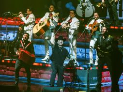 Con un Auditorio Telmex casi a reventar -pero sin el lleno total-, el cantante sinaloense dejó en claro una vez más el cariño desmedido que le tiene el público tapatío. EL INFORMADOR / A. Navarro