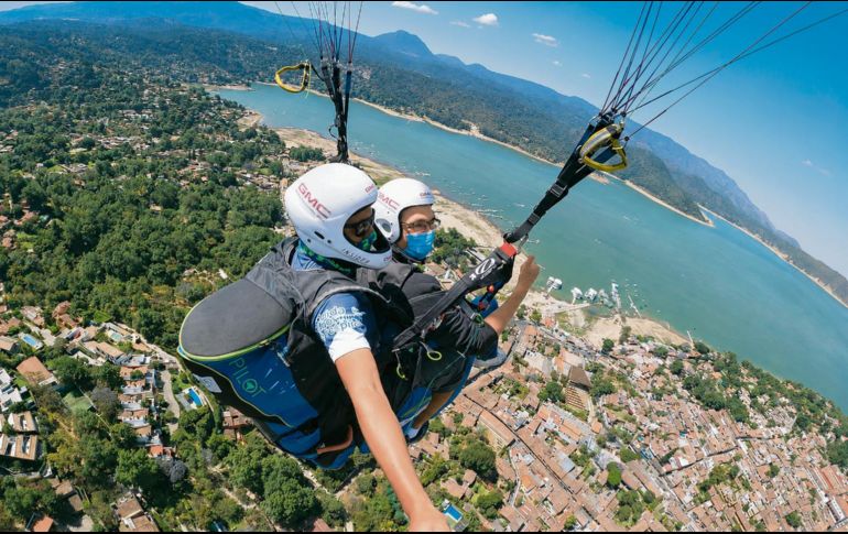 Volar en parapente. Para realizar esta actividad es necesario recurrir a los expertos, quienes proporcionan el equipo necesario. CORTESÍA