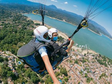 Volar en parapente. Para realizar esta actividad es necesario recurrir a los expertos, quienes proporcionan el equipo necesario. CORTESÍA