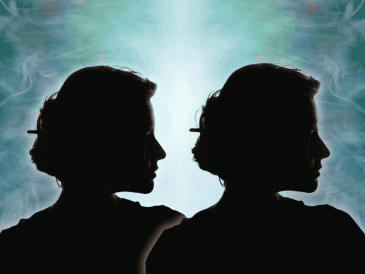 Para muchas personas, la idea de reencontrarse con alguien más allá del tiempo sigue siendo una de las creencias más fascinantes sobre las relaciones humanas. CANVA
