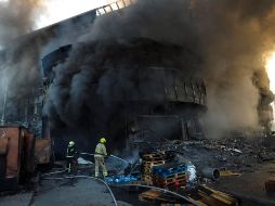 Rescatistas ucranianos trabajan en un centro comercial en Kiev el 24 de mayo de 2026 tras un bombardeo ruso. EFE/S. DOLZHENKO