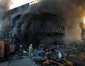 Rescatistas ucranianos trabajan en un centro comercial en Kiev el 24 de mayo de 2026 tras un bombardeo ruso. EFE/S. DOLZHENKO