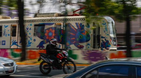 Fotografía del tren ligero con imágenes de ajolotes el sábado 23 de mayo en la Ciudad de México. EFE/I. Esquivel
