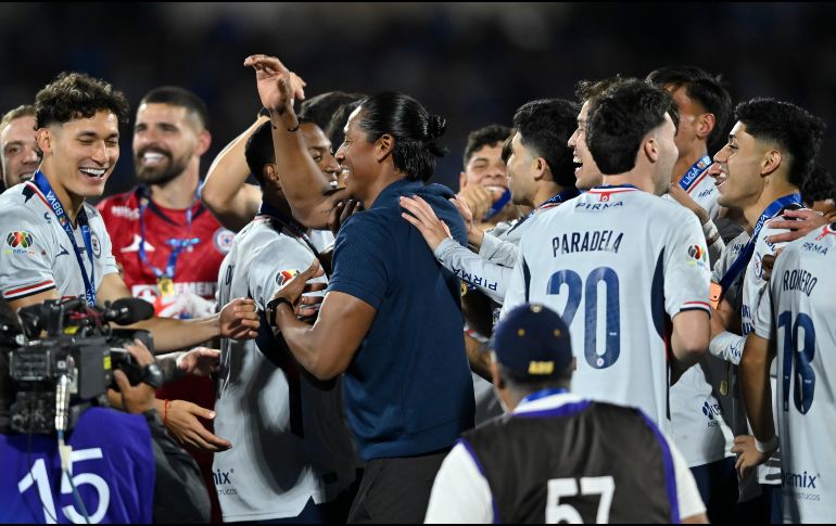 El presidente del Consejo de Administración de la Cooperativa La Cruz Azul, Víctor Velázquez, reafirmó al estratega mexicano al frente del equipo de cara a la siguiente campaña. IMAGO7.