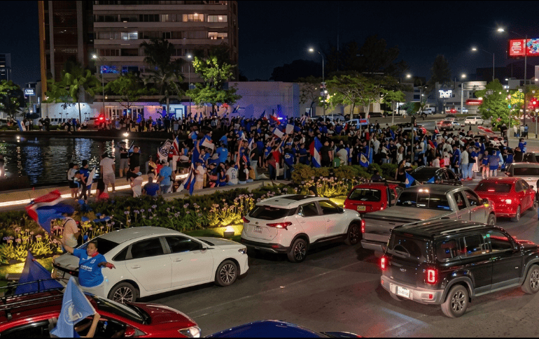 La Minerva se convirtió en el punto de reunión para familias, grupos de amigos y aficionados que no dejaron de celebrar el campeonato conseguido por el conjunto cementero. ESPECIAL