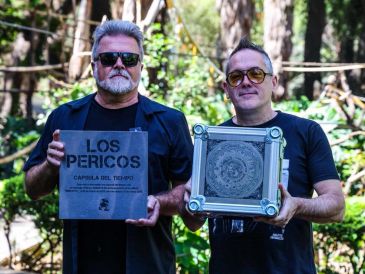 Willie Valentinis y Juanchi Baleirón con la cápsula del tiempo que será reabierta dentro de 50 años. EL INFORMADOR / A. Navarro