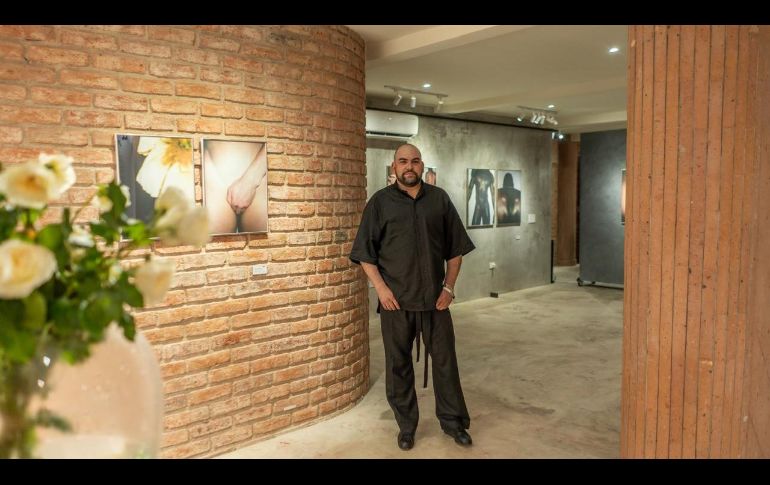 La propuesta visual de García-Villa se sostiene en una fotografía cuidada y minimalista, donde cada encuadre parece construido desde la contemplación y no desde el exceso. CORTESÍA
